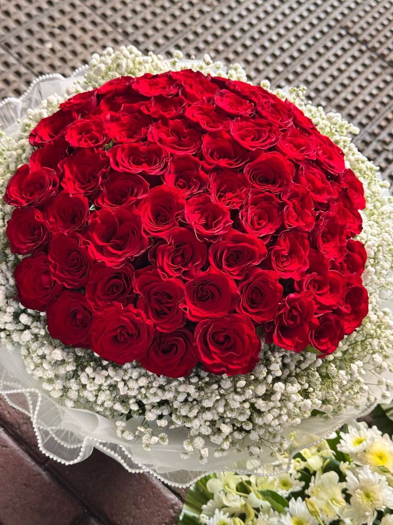 Premium China roses arranged in a round bouquet