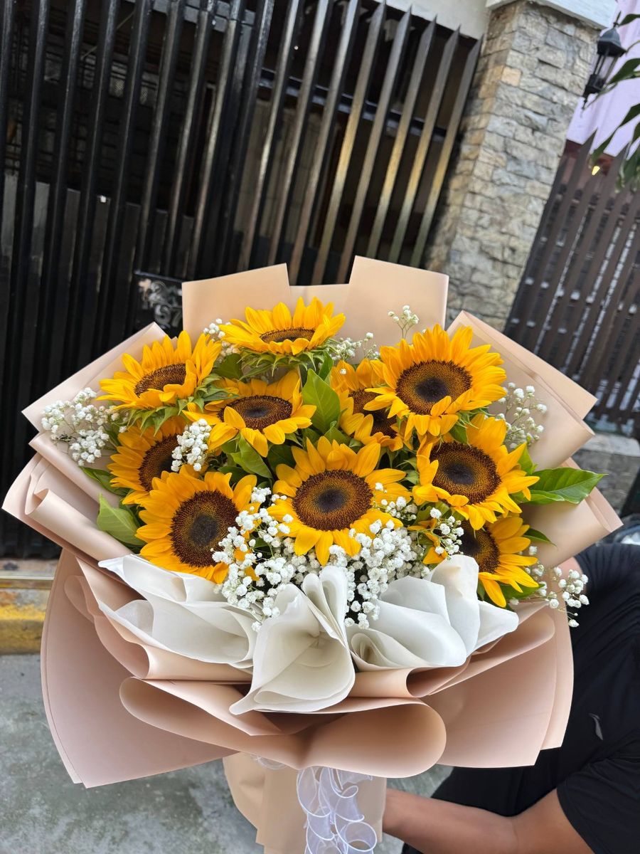 Large sunflower bouquet with baby's breath