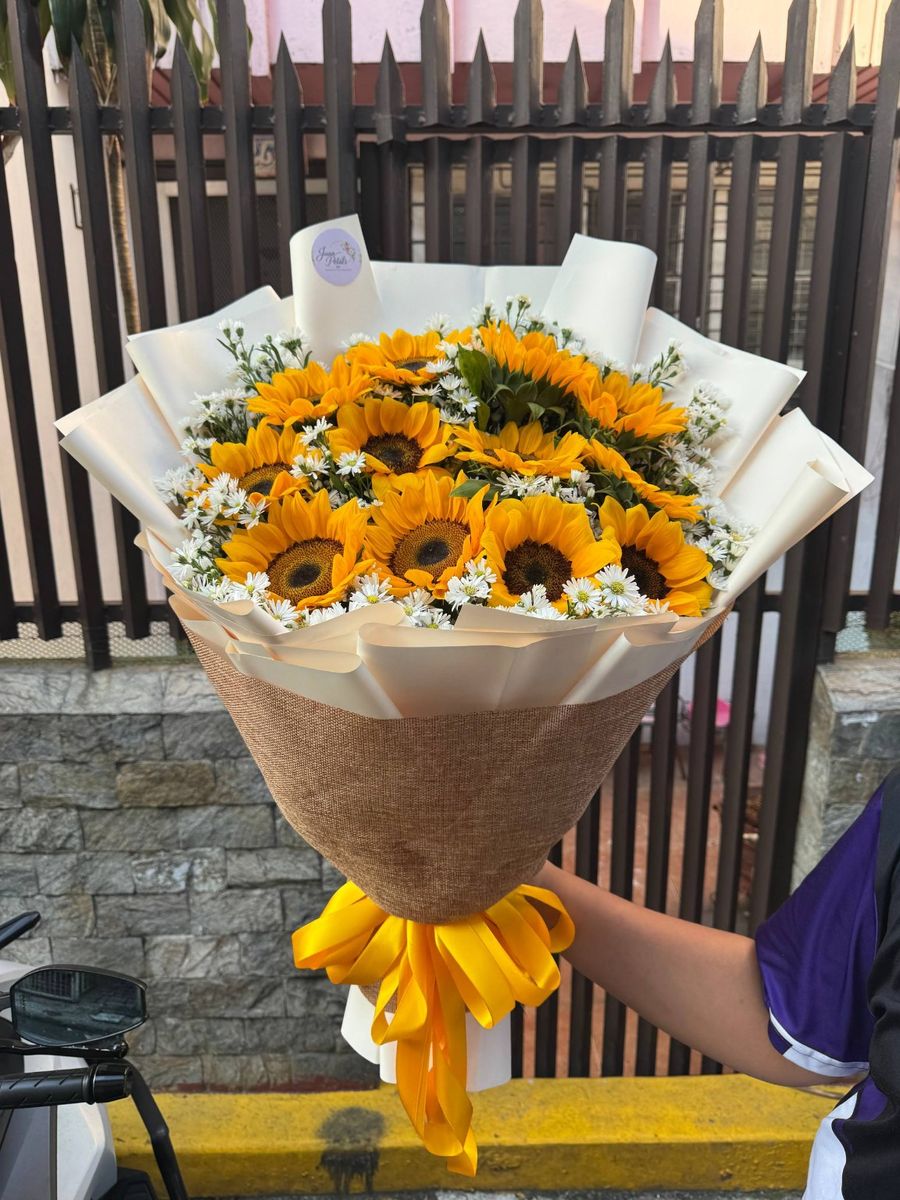 Sunflower bouquet with white daisy accents